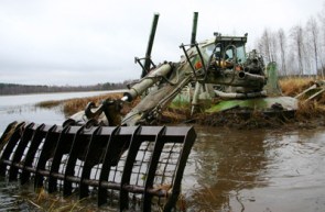 Watermaster_removing_vegetation2
