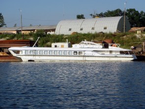 lux_house_boat_1